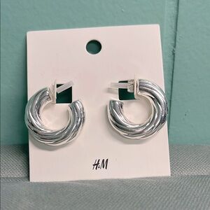 BNWT H&M SILVER TONE SWIRL POST BACK EARRINGS